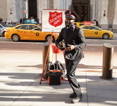 New York - 5 Aralık 2019: Kurtuluş Ordusu askeri Manhattan şehir merkezinde tatil sezonunda koleksiyonlar için gösteri yapıyor. Bu Hıristiyan örgütü, 126 ülkede faaliyet gösteren hayır işleriyle tanınıyor.