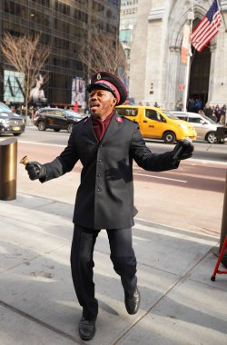 New York - 5 Aralık 2019: Kurtuluş Ordusu askeri Manhattan şehir merkezinde tatil sezonunda koleksiyonlar için gösteri yapıyor. Bu Hıristiyan örgütü, 126 ülkede faaliyet gösteren hayır işleriyle tanınıyor.