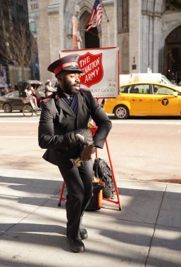 New York - 5 Aralık 2019: Kurtuluş Ordusu askeri Manhattan şehir merkezinde tatil sezonunda koleksiyonlar için gösteri yapıyor. Bu Hıristiyan örgütü, 126 ülkede faaliyet gösteren hayır işleriyle tanınıyor.