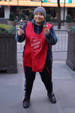 New York - 5 Aralık 2019: Kurtuluş Ordusu askeri Manhattan şehir merkezinde tatil sezonunda koleksiyonlar için gösteri yapıyor. Bu Hıristiyan örgütü, 126 ülkede faaliyet gösteren hayır işleriyle tanınıyor.
