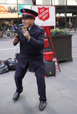 New York - 5 Aralık 2019: Kurtuluş Ordusu askeri Manhattan şehir merkezinde tatil sezonunda koleksiyonlar için gösteri yapıyor. Bu Hıristiyan örgütü, 126 ülkede faaliyet gösteren hayır işleriyle tanınıyor.