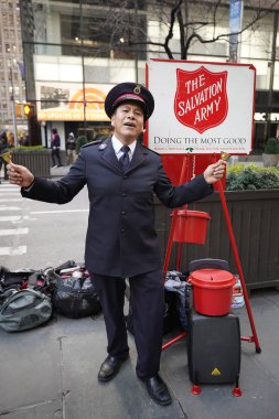 New York - 5 Aralık 2019: Kurtuluş Ordusu askeri Manhattan şehir merkezinde tatil sezonunda koleksiyonlar için gösteri yapıyor. Bu Hıristiyan örgütü, 126 ülkede faaliyet gösteren hayır işleriyle tanınıyor.