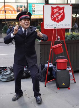 New York - 5 Aralık 2019: Kurtuluş Ordusu askeri Manhattan şehir merkezinde tatil sezonunda koleksiyonlar için gösteri yapıyor. Bu Hıristiyan örgütü, 126 ülkede faaliyet gösteren hayır işleriyle tanınıyor.