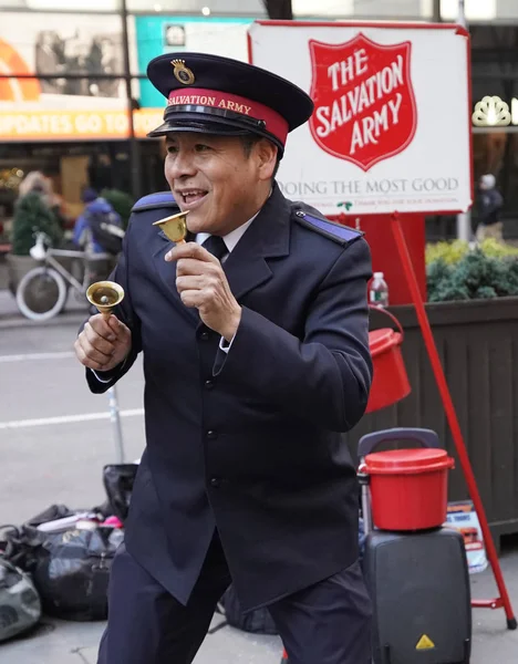 New York December 2019 Salvation Army Soldier Performs Collections Midtown — Stock Photo, Image