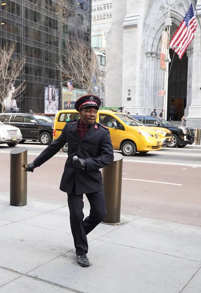 New York December 2019 Salvation Army Soldier Performs Collections Midtown — Stock Photo, Image