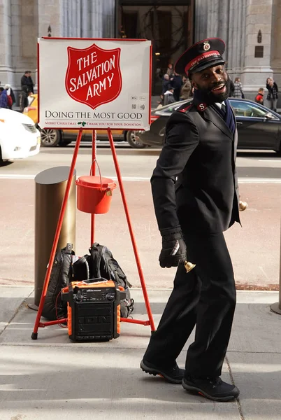 New York December 2019 Salvation Army Soldier Performs Collections Midtown — Stock Photo, Image