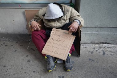 New York - 5 Aralık 2019: Manhattan 'da soğuk havada başıboş dolaşan evsiz adam