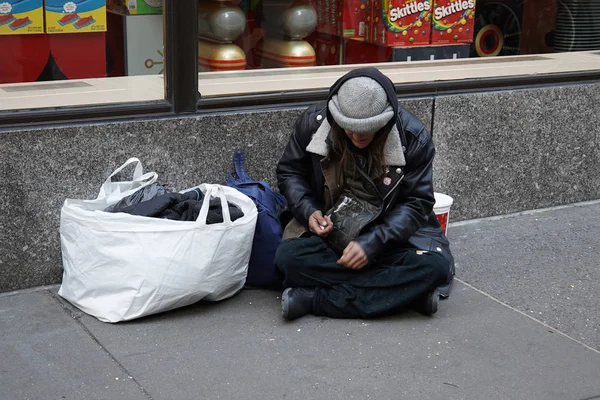 Nueva York Diciembre 2019 Hombre Sin Hogar Rezagado Durante Clima —  Fotos de Stock