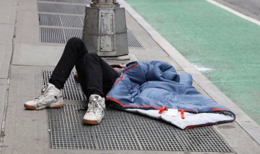 New York - 18 Temmuz 2019: Manhattan şehir merkezindeki Columbus Circle yakınlarında evsiz bir adam