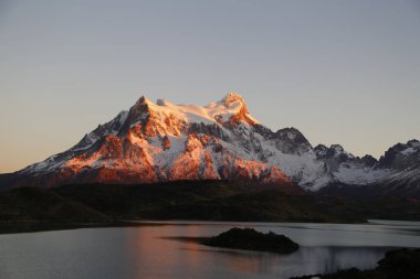 Patagonya, Şili 'deki Ulusal Park Torres del Paine' deki Pehoe Gölü 'ndeki Los Kuernos uçurumlarının yansıması