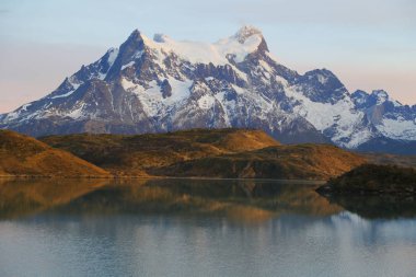 Patagonya, Şili 'deki Ulusal Park Torres del Paine' deki Pehoe Gölü 'ndeki Los Kuernos uçurumlarının yansıması