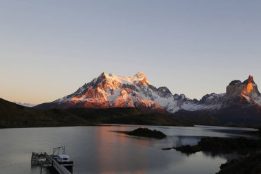Patagonya, Şili 'deki Ulusal Park Torres del Paine' deki Pehoe Gölü 'ndeki Los Kuernos uçurumlarının yansıması