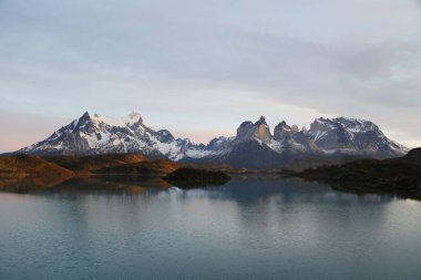 Patagonya, Şili 'deki Ulusal Park Torres del Paine' deki Pehoe Gölü 'ndeki Los Kuernos uçurumlarının yansıması
