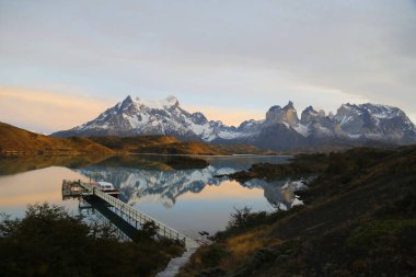 Patagonya, Şili 'deki Ulusal Park Torres del Paine' deki Pehoe Gölü 'ndeki Los Kuernos uçurumlarının yansıması