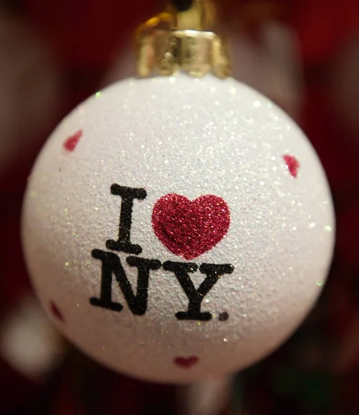 ニューヨーク 2019年12月5日 ニューヨークをテーマにしたクリスマスオーナメントがマンハッタンで展示されます — ストック写真