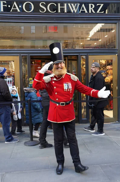 New York Dezember 2019 Ein Als Spielzeugsoldat Verkleideter Türsteher Hat — Stockfoto