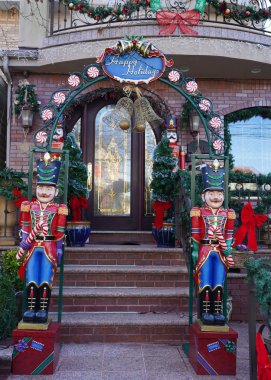 Brooklyn, New York - 12 Aralık 2019: Brooklyn 'in Dyker Heights semtinde Noel evi dekorasyonu