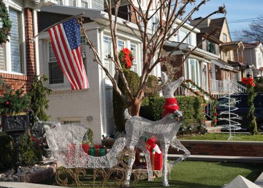 Brooklyn, New York - 12 Aralık 2019: Brooklyn 'in Dyker Heights semtinde Noel evi dekorasyonu