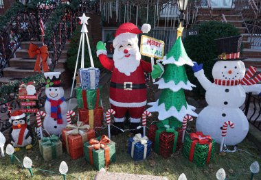 Brooklyn, New York - 12 Aralık 2019: Brooklyn 'in Dyker Heights semtinde Noel evi dekorasyonu
