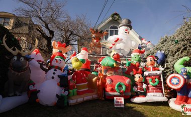 Brooklyn, New York - 12 Aralık 2019: Brooklyn 'in Dyker Heights semtinde Noel evi dekorasyonu