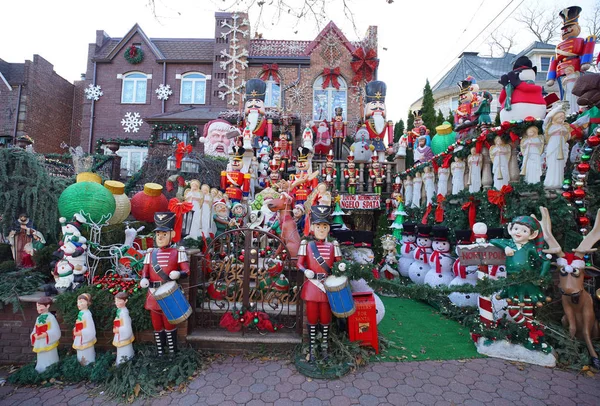 Brooklyn New York December 2019 Christmas House Decoration Display Suburban — Stock Photo, Image