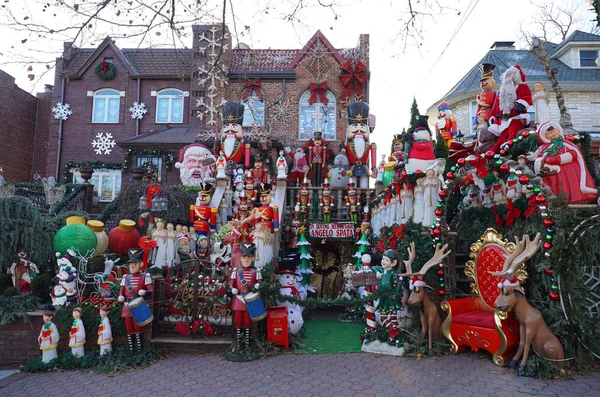 Brooklyn New York December 2019 Christmas House Decoration Display Suburban — Stock Photo, Image