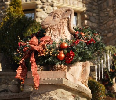 Brooklyn, New York - 12 Aralık 2019: Brooklyn 'in Dyker Heights semtinde Noel evi dekorasyonu