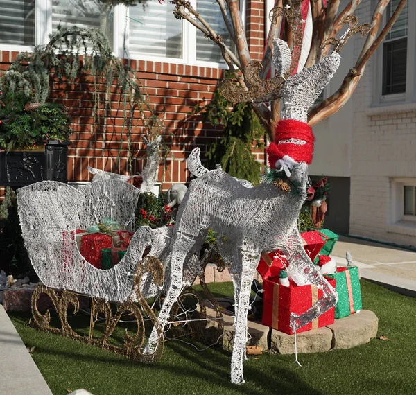 ニューヨーク州ブルックリン 2019年12月12日 クリスマスハウスの装飾がダイカーハイツの郊外のブルックリン地区に表示されます — ストック写真