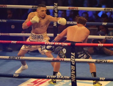 New York - 6 Aralık 2018: Brooklyn, Ny 'den hafif sıklet boksör Teofimo Lopez New York Madison Square Garden' da Mason Menard 'a karşı dövüşürken
