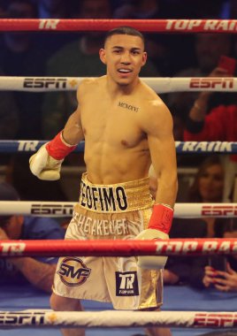 New York - 8 Aralık 2018: Brooklyn, Ny 'den hafif sıklet boksör Teofimo Lopez New York Madison Square Garden' da Mason Menard 'a karşı yapılan dövüşten sonra zaferi kutladı