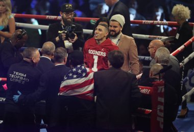 New York - 8 Aralık 2018: Brooklyn, Ny 'den hafif sıklet boksör Teofimo Lopez New York Madison Square Garden' da Mason Menard 'a karşı yapılan dövüşten sonra zaferi kutladı