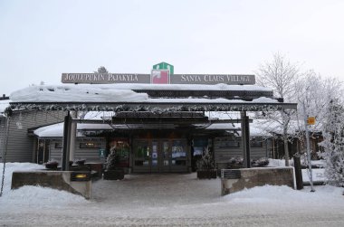 Rovaniemi, Finlandiya - 19 Şubat 2017: Santa Claus Rovaniemi, Finlandiya Lapland bölgesinde köyde. 1985 yılında açılan bir eğlence parkı olduğunu