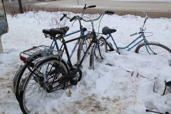 芬兰罗瓦涅米的雪下自行车 — 图库照片