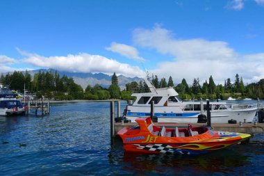 Queenstown, Yeni Zelanda - 26 Ocak 2009: Queenstown, Yeni Zelanda 'daki Wakatipu Gölü' nde yüksek sürat teknesi. Queenstown, Nz 'deki en popüler tatil beldelerinden biridir.