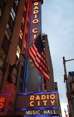 New York - 5 Aralık 2019: New York City tarihi, Rockefeller Center 'daki Radio City Music Hall Manhattan' da Noel süslemeleriyle süslendi