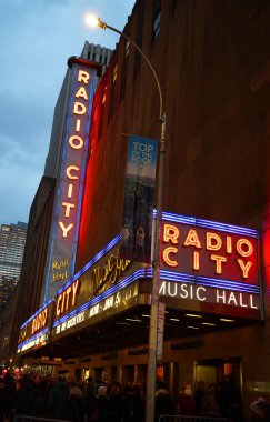 New York - 5 Aralık 2019: New York City tarihi, Rockefeller Center 'daki Radio City Music Hall Manhattan' da Noel süslemeleriyle süslendi