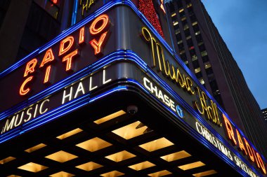 New York - 5 Aralık 2019: New York City tarihi, Rockefeller Center 'daki Radio City Music Hall Manhattan' da Noel süslemeleriyle süslendi