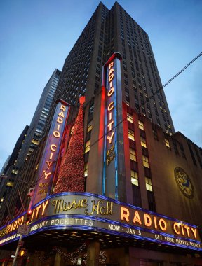 New York - 5 Aralık 2019: New York City tarihi, Rockefeller Center 'daki Radio City Music Hall Manhattan' da Noel süslemeleriyle süslendi