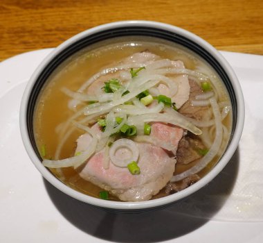 Biftekli Pho Bo Çorbası, geleneksel Vietnam yemeği.                 