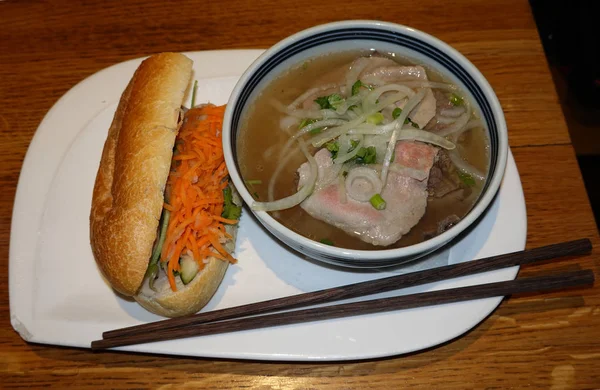 Єтнамський Сендвіч Bahn Pho Soup Яловичиною Традиційні Єтнамські Страви — стокове фото