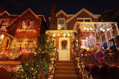 Brooklyn, New York - 19 Aralık 2019: Noel evi dekorasyon ışıkları Dyker Heights banliyösünde sergileniyor