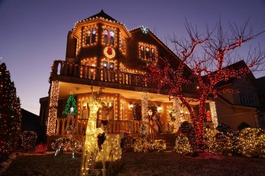 Brooklyn, New York - 19 Aralık 2019: Noel evi dekorasyon ışıkları Dyker Heights banliyösünde sergileniyor