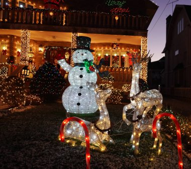 Brooklyn, New York - 19 Aralık 2019: Noel evi dekorasyon ışıkları Dyker Heights banliyösünde sergileniyor