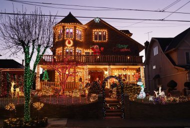 Brooklyn, New York - 19 Aralık 2019: Noel evi dekorasyon ışıkları Dyker Heights banliyösünde sergileniyor