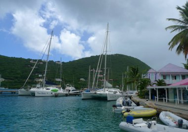 Tortola, British Virgin Adaları - 12 Haziran 2010: Tekneler Tortola, British Virgin Adaları 'ndaki Soper' s Hole Wharf & Marina limanına yanaştı