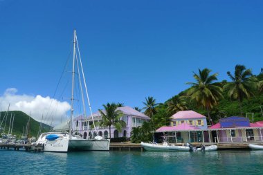 Tortola, British Virgin Adaları - 12 Haziran 2010: Tekneler Tortola, British Virgin Adaları 'ndaki Soper' s Hole Wharf & Marina limanına yanaştı