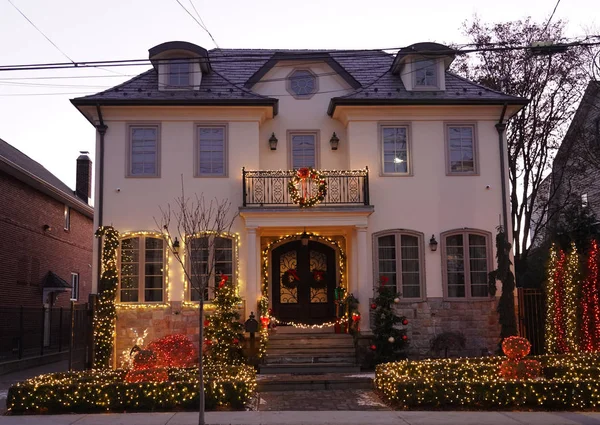 ニューヨーク州ブルックリン 2019年12月19日 クリスマスハウスの装飾ライトがダイカーハイツのブルックリン郊外に表示されます — ストック写真