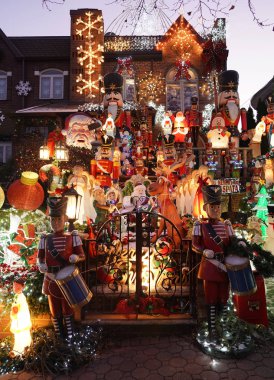 Brooklyn, New York - 19 Aralık 2019: Noel evi dekorasyon ışıkları Dyker Heights banliyösünde sergileniyor  