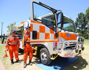 Melbourne, Avustralya - 26 Ocak 2019: Kings Domain Gardens, Melbourne 'daki Devlet Acil Durum Hizmetleri kurtarma kamyonu