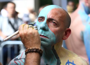 New York - 22 Temmuz 2017: Sanatçı boya 100 tam olarak çıplak modeller tüm şekil ve büyüklükte 4 Nyc vücut boyama sanatçı Andy Golub New York'ta Washington meydanında yer gün boyunca